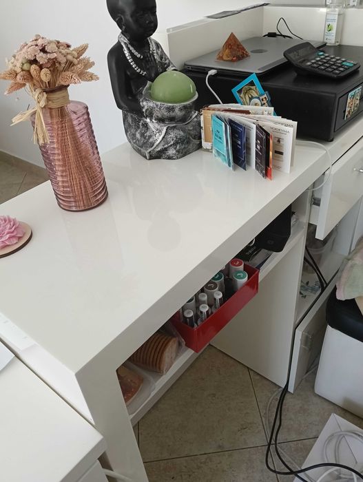 Balcão de recepção e mesa de estética