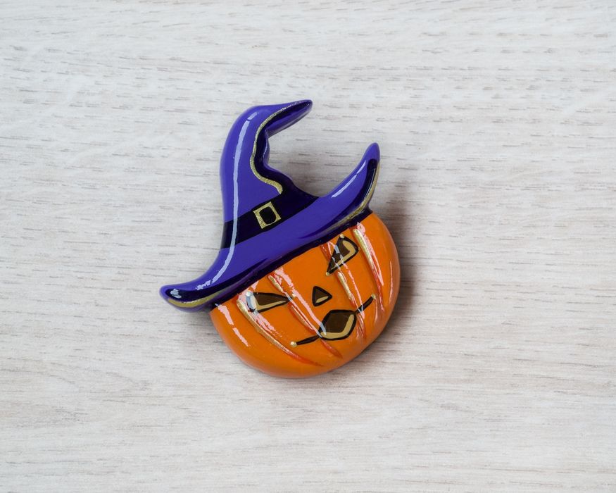 Нові розписані дерев'яні дитячі брошки на вибір