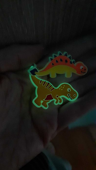 Pins/crachás para crocs - brilham no escuro dinossauros
