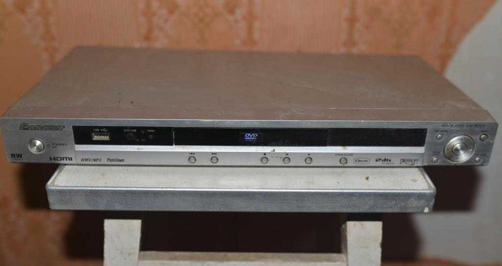 Три DVD, з/ч до відеомагнітофонів, тощо