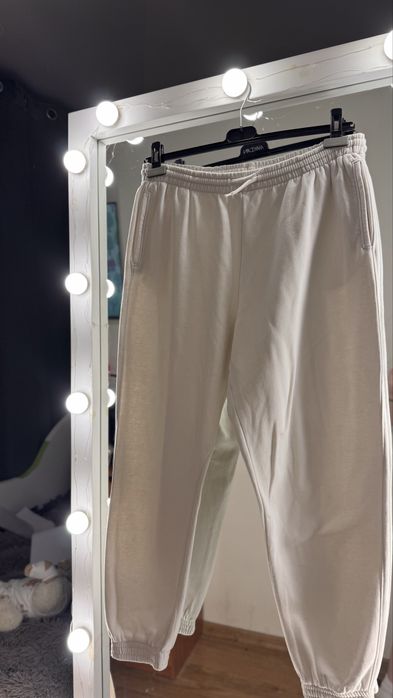 Белые спортивные штаны