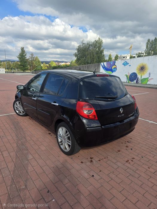 Renault Clio 1.5 dCi Luxury – Teto Solar, Pele, Multimédia GPS e Bimassa Novo!
