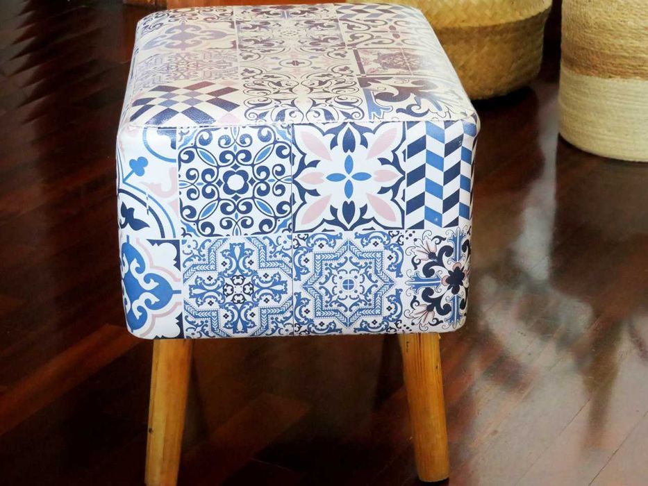 Banco Colorido com Pernas em Madeira