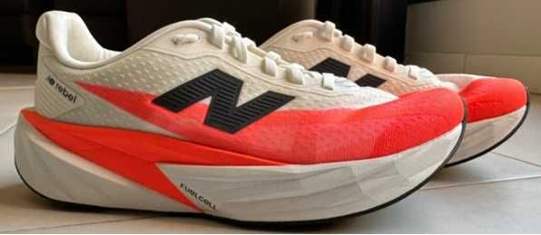 Ténis New Balance FuelCell Rebel v5 Branco Vermelho AW25