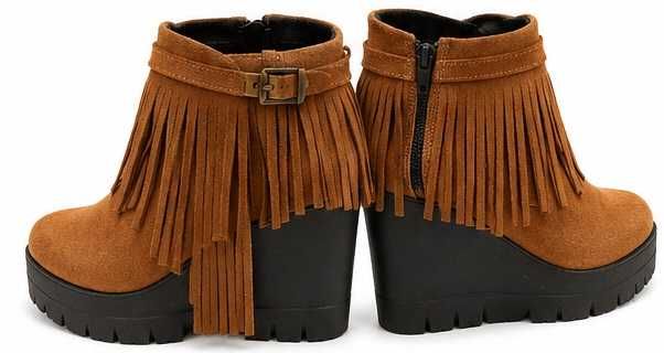 Botas Castanhas com Franjas – Salto Cunha – Usadas