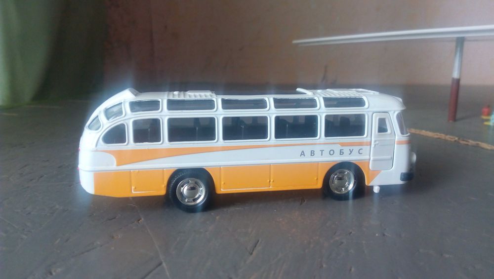 Модель автобуса ЛАЗ-695 масштаб 1/64.