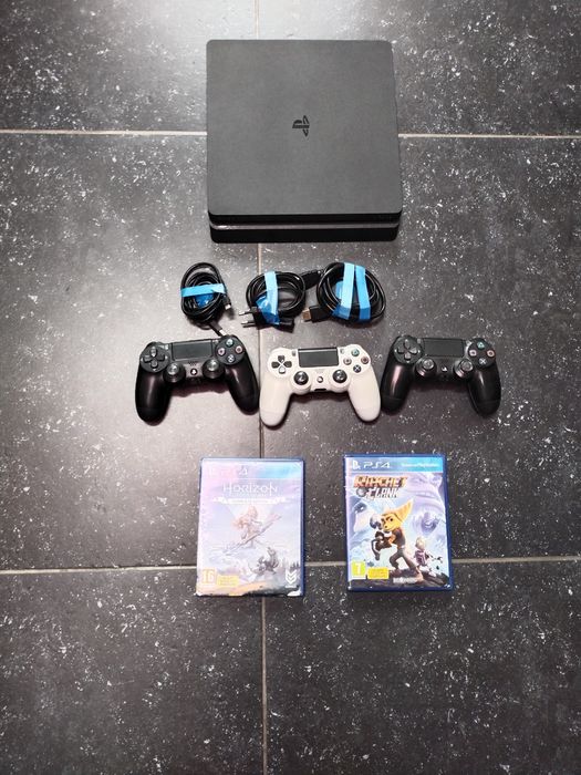 PlayStation 4 Slim 825GB + 3 геймпади + 2 гри (Horizon, Ratchet)