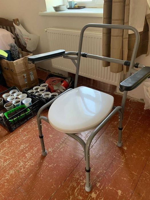 Стілець туалетний та ходунки для маломобільної людини