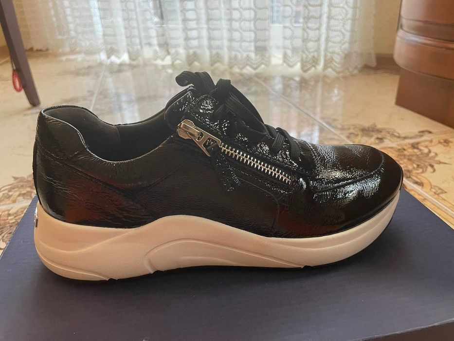 Продам кросівки жіночі НОВІ !!!