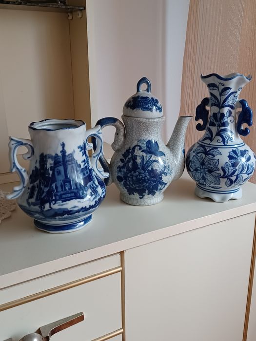 3 peças em loiça para decoração, fundo azul com desenhos azuis,