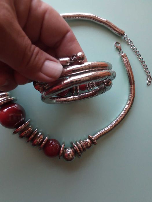 Conjunto de colar e pulseira, usados