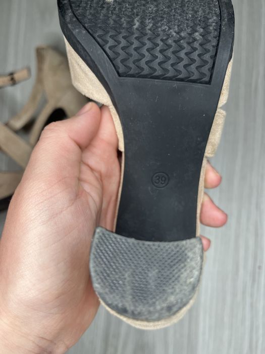 Босоножки на высоком каблуке