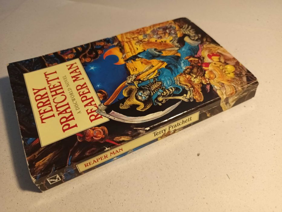 "Reaper Man" por Terry Pratchett