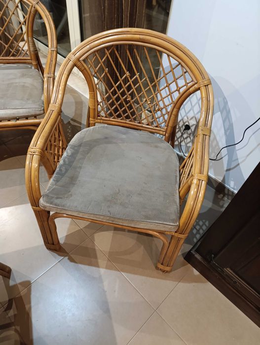 Conjunto mesa, 2 sofás individuais e um sofá 2 lugares