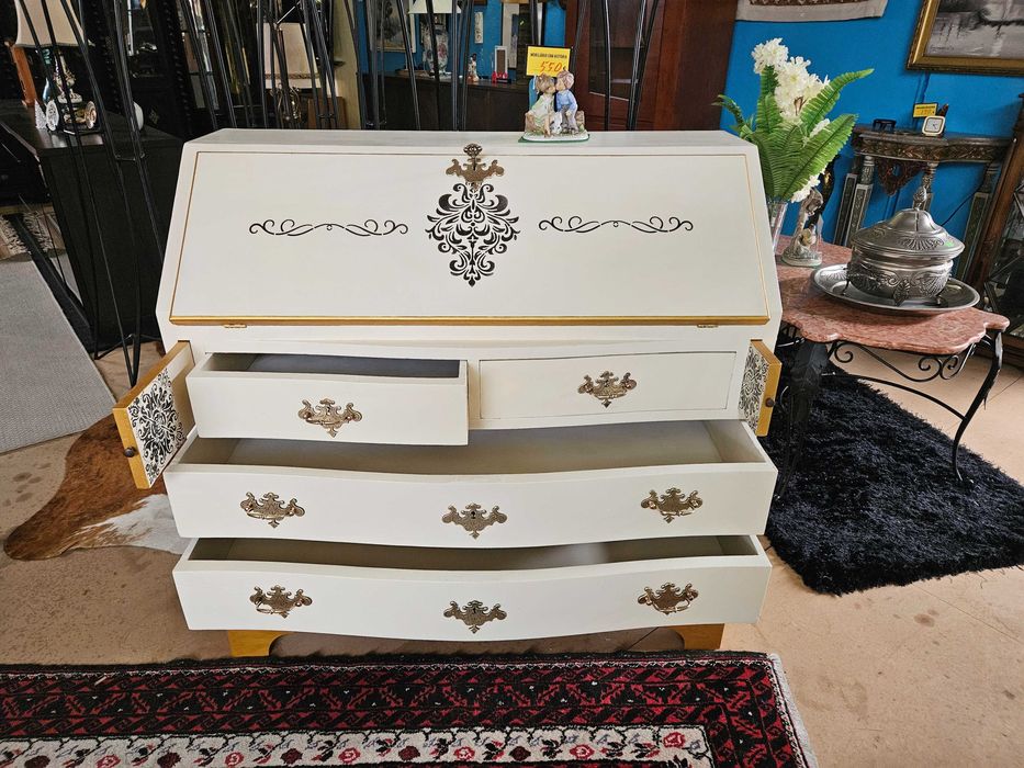 Escrivaninha restaurado de forma personalizada