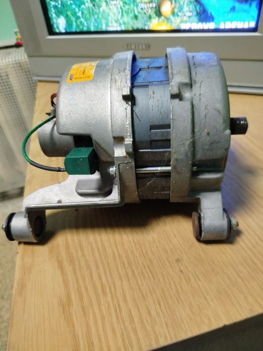 Мотор б/у на стиральную машину Ariston avsl80  в идеальном состоянии !