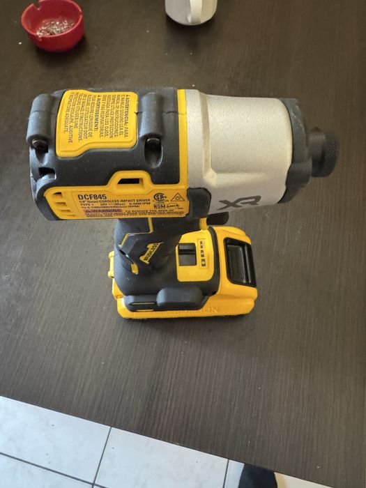 Dewalt wkrętarka DCF845 z akumulatorem.