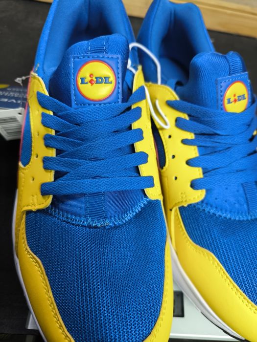 Sapatilhas Lidl Azuis e Amarelas.
Sapatilhas desportivas com um design