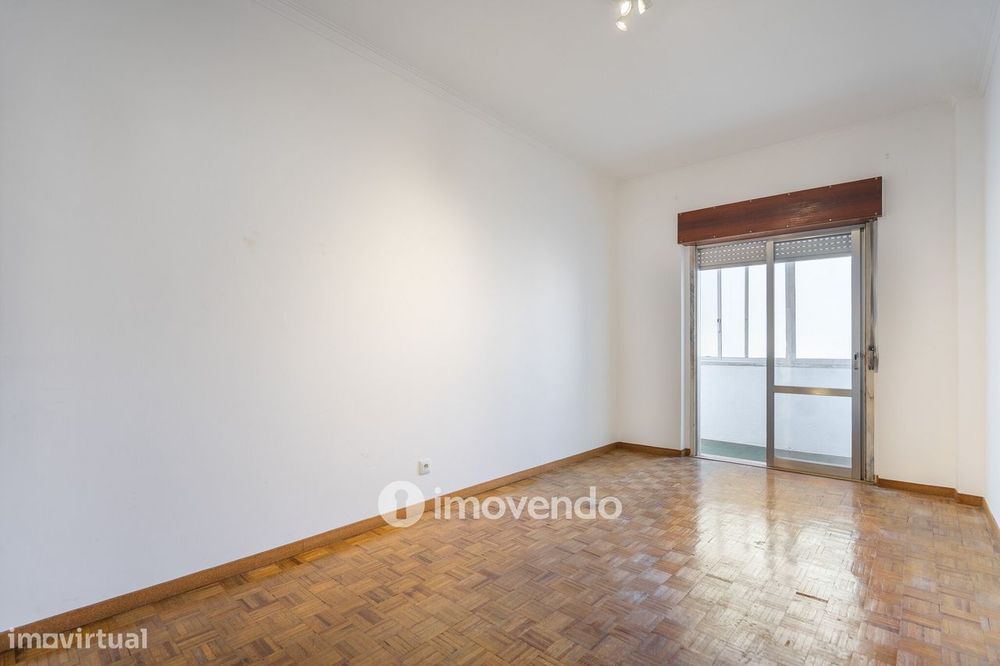 Apartamento T2, com boa luz natural, em Odivelas
