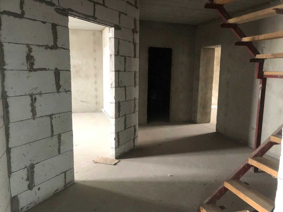 Продається дворівнева 5-ти кімнатна квартира