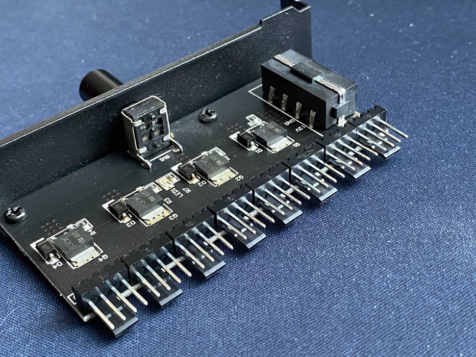 Regulator obrotów do 8 wentylatorów PWM do obudowy PC MOLEX