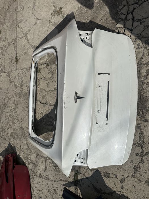Кришка багажника ляда Tesla model Y