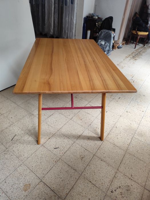 Mesa/secretaria com tampo de madeira maciça em excelente estado