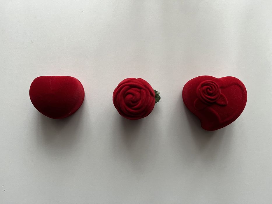 Футляри для каблучок або сережок, один для обручок