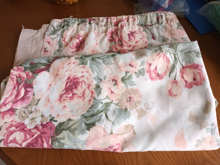 Duas cortinas de banheira