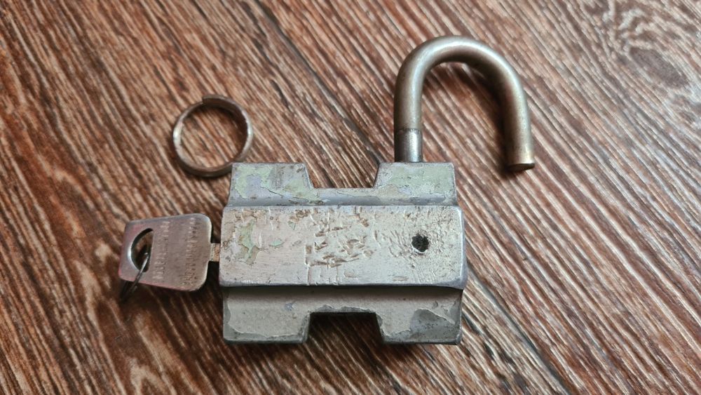 Замок навесной советский очень надёжный. Состояние отличное.