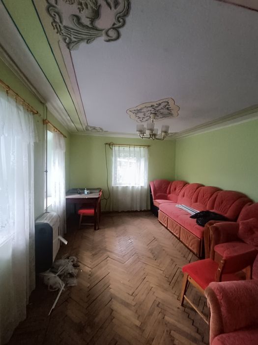 Продаж частини будинку в центрі Довжку