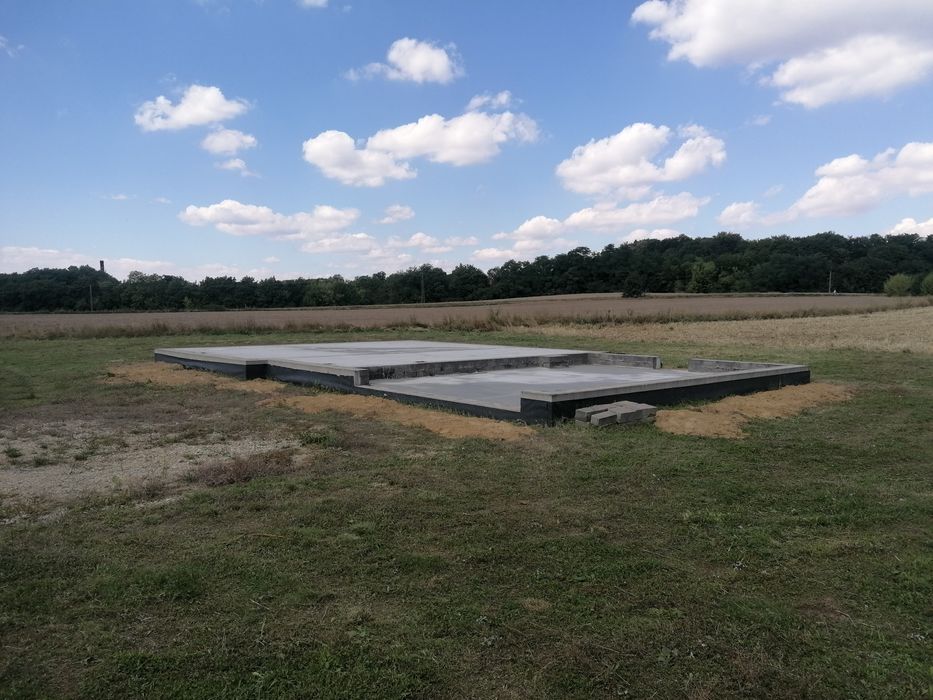 Działka budowlana z rozpoczętą budową