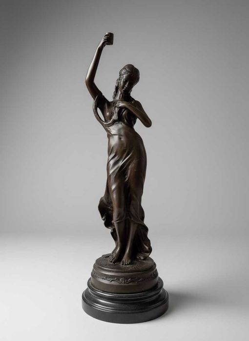 Duża figura kobiety z pochodnią – reprodukcja brązu, Francja, 50 cm