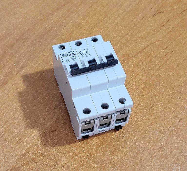 Wyłącznik nadprądowy S193 B32 (trzy fazy)