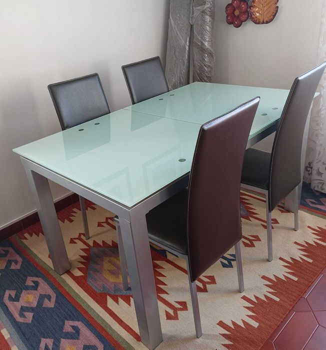 Mesa Extensível de vidro com 4 cadeiras
