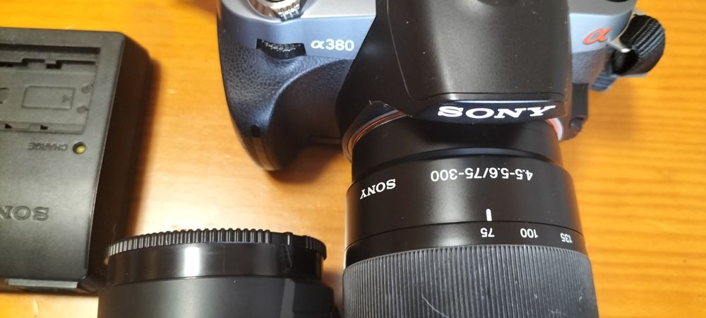 Sony Alfa  380 contém duas objetivas