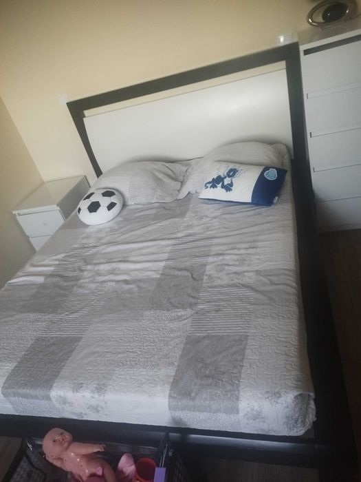 Cama e colchão de casal