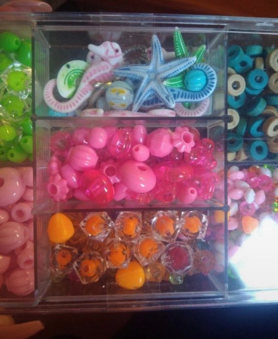 Caixa com missangas para colares ou pulseiras para crianças