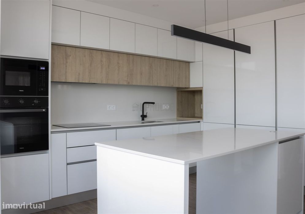 Apartamento T4 Duplex Totalmente Remodelado no Coração de Viseu — Viseu, Viseu
