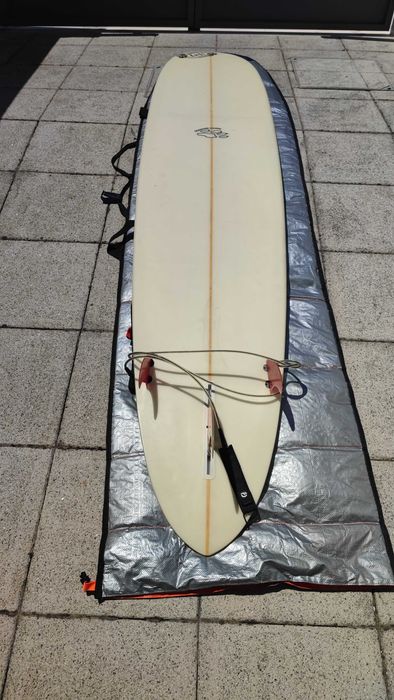 Vendo prancha de surf Longboard marca Lufi, com 9.4 pés, muito estimada e com pouco uso. Inclui capa de proteção e leash