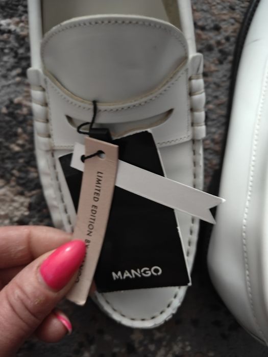 Продам лофери  білі нові кожа