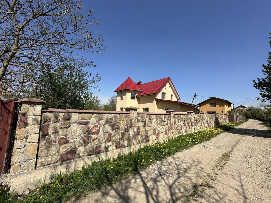 Продам особняк вул. Коновальця з балконами та гаражем площа 170м2