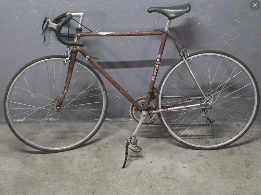 Vendo 2 bicicletas antigas, ambas a funcionar e a andar bem.
