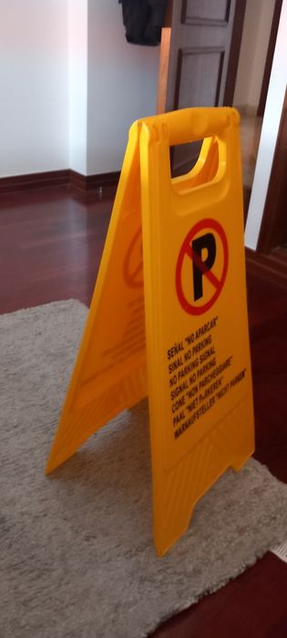 Sinal de chão escorregadio ou não parking