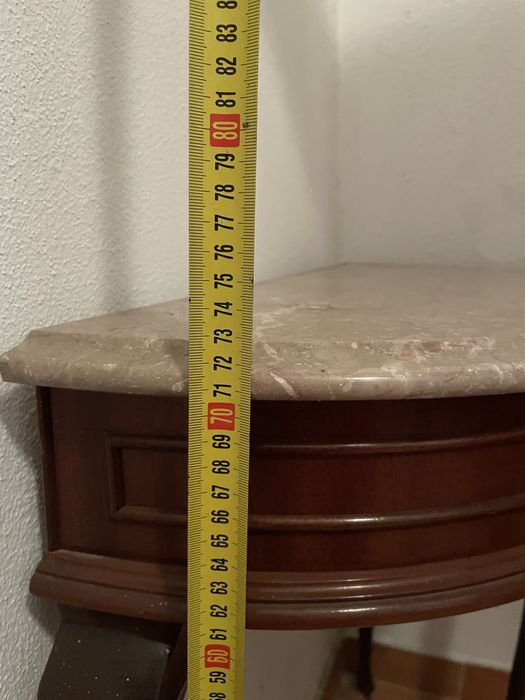 Mesa de apoio com tampo em pedra