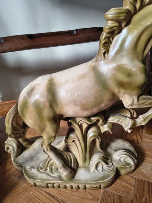 Cavalo em cerâmica com patine