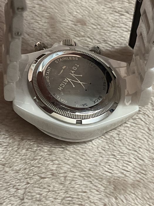 Годиник унісекс дуже стильно виглядає , він керамічний