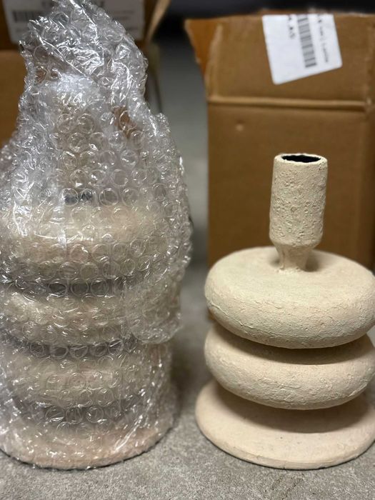 Conjunto de Castiçais de metal Lucio. Cor: Bege Seashell NOVO