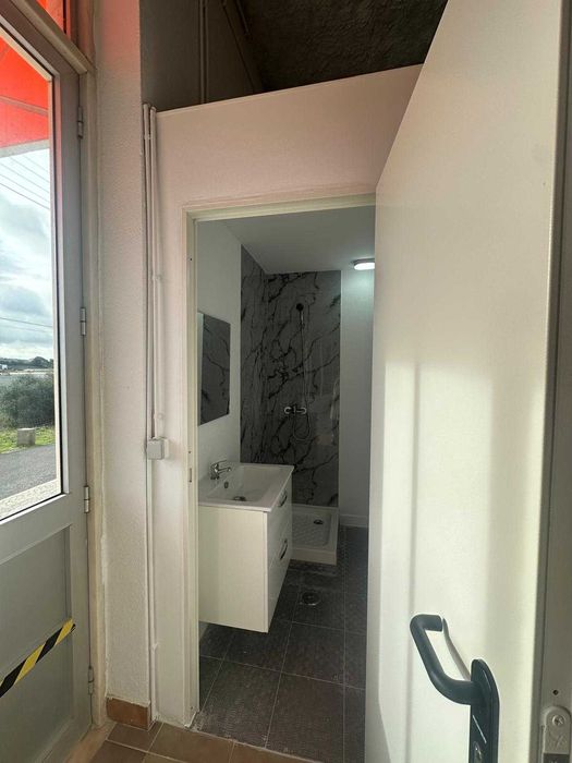 Aluga-se Armazém em Pêro Pinheiro