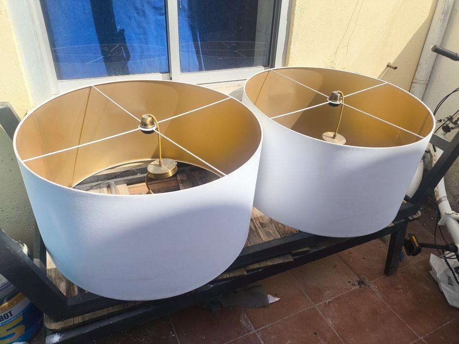 Par de Cúpulas / Abajures Grandes XL – Interior Dourado (Como Novas) 2 unidades